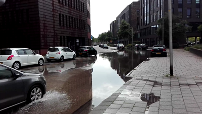 866 Wateroverlast Wielingenstraat_video 3, Na een paar fikse buien stond de Wielingenstraat behoorlijk onder water, 2021.